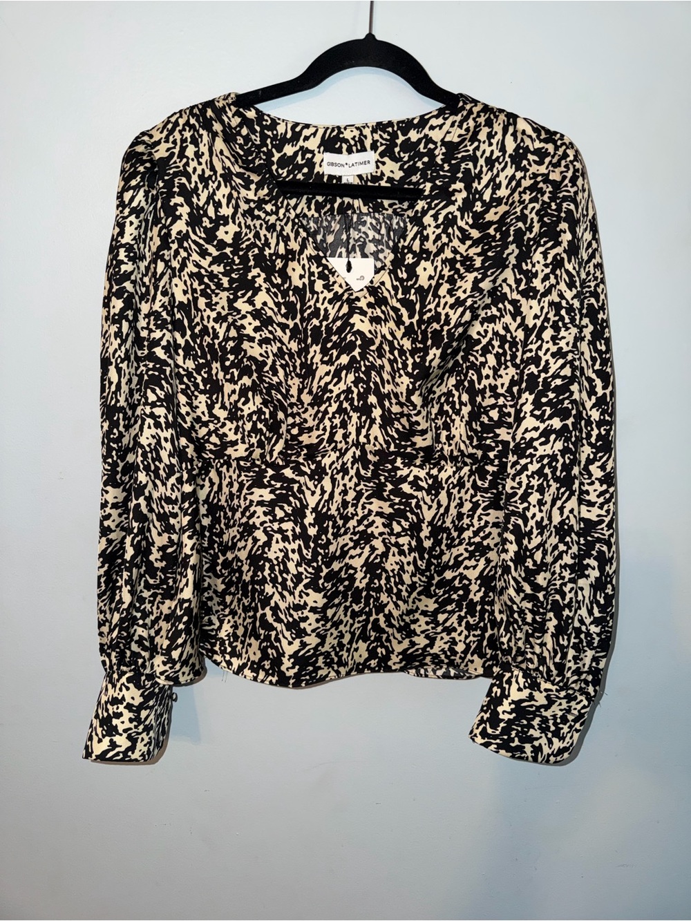 Gibson Latimer Black & Cream Printed V-Neck Blouse